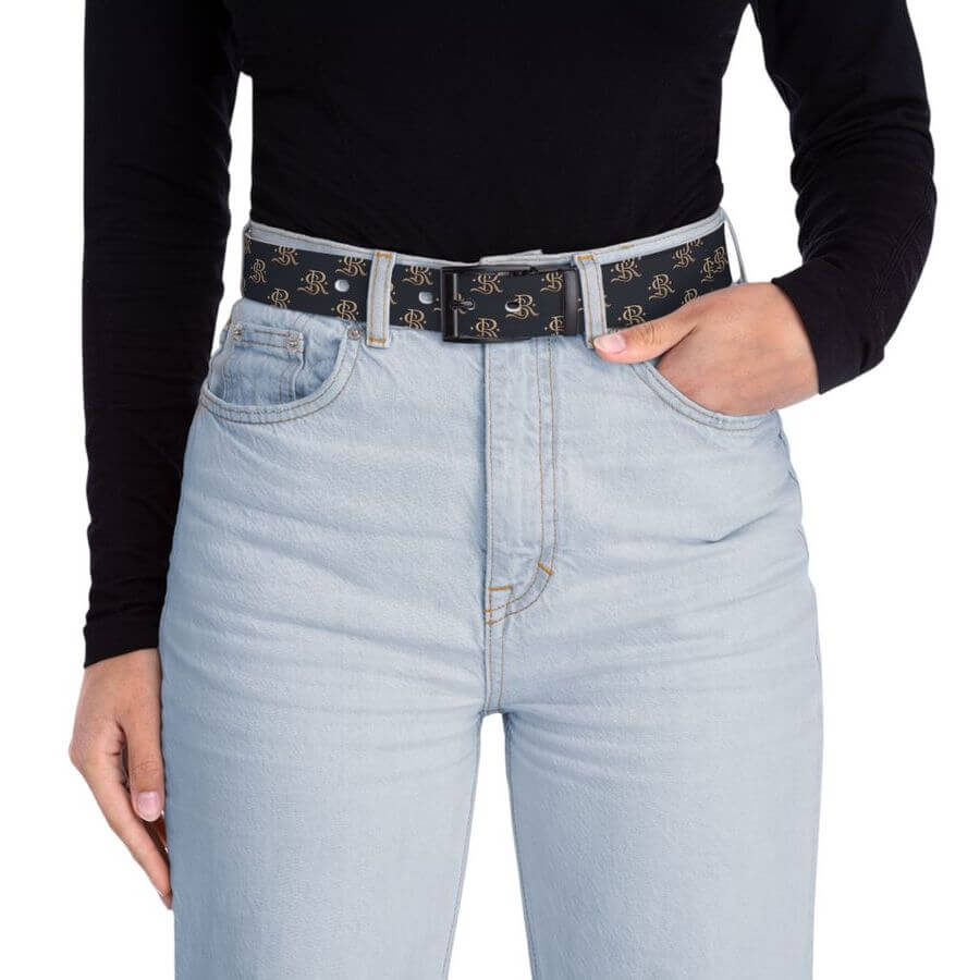 Woman wearing a belt with a pattern of monogrammed “R” letters.