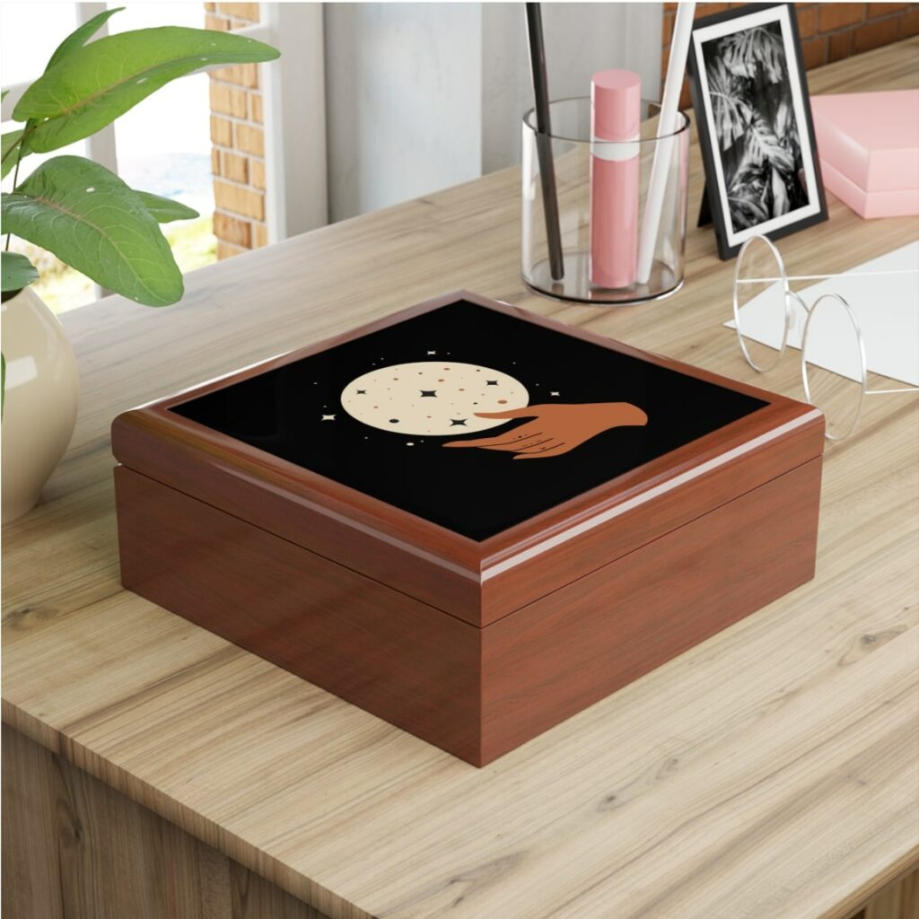 An image of a personalized jewelry box with abstract art on top.