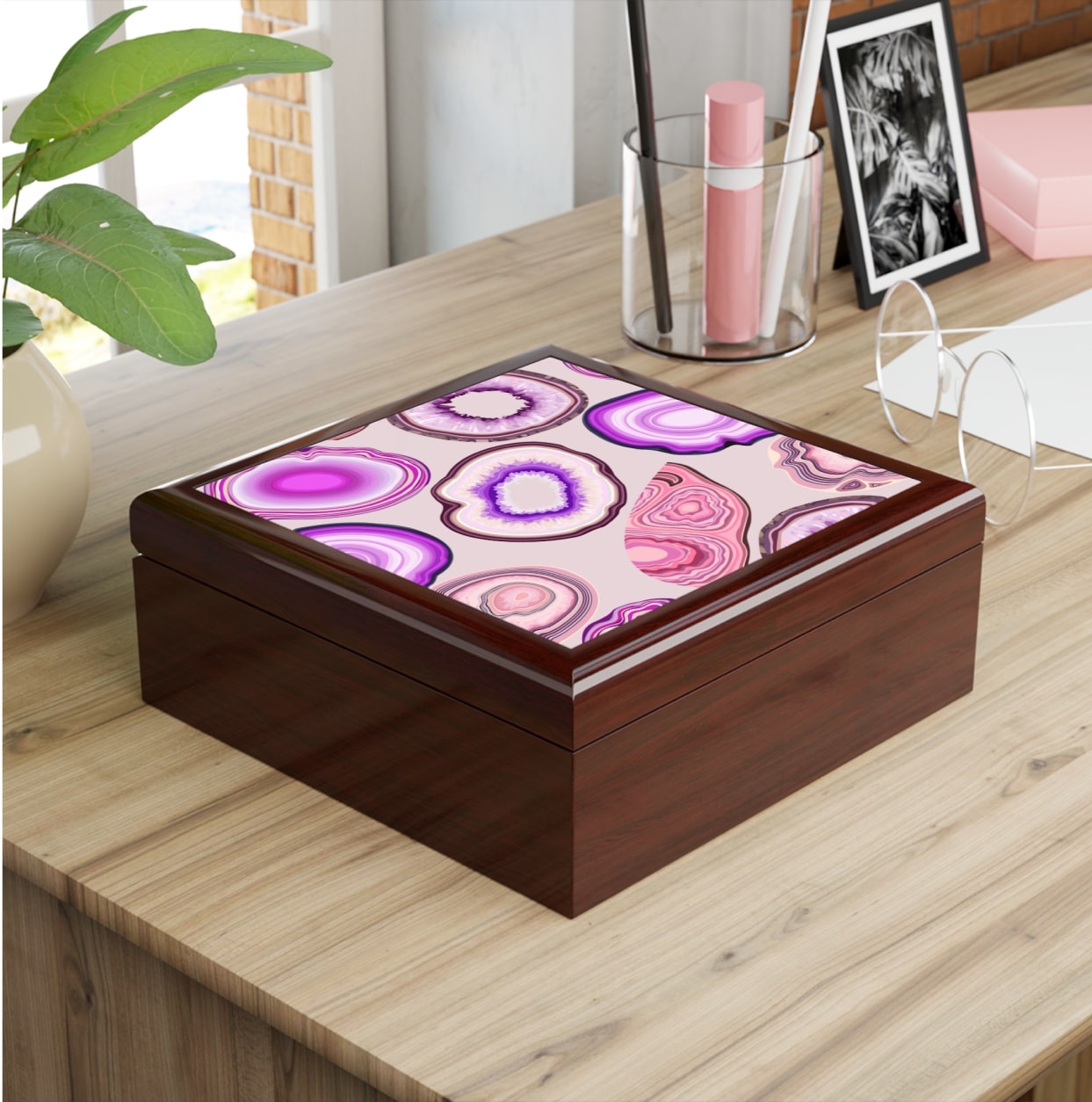 An image of a personalized jewelry box with abstract art on top.