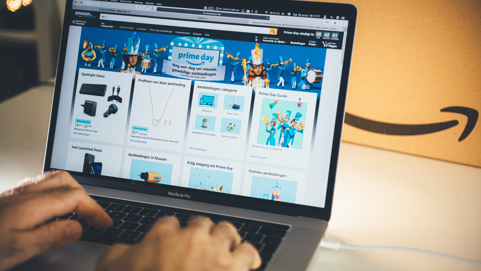 A few common features of Amazon bestsellers A person browsing Amazon using a laptop.