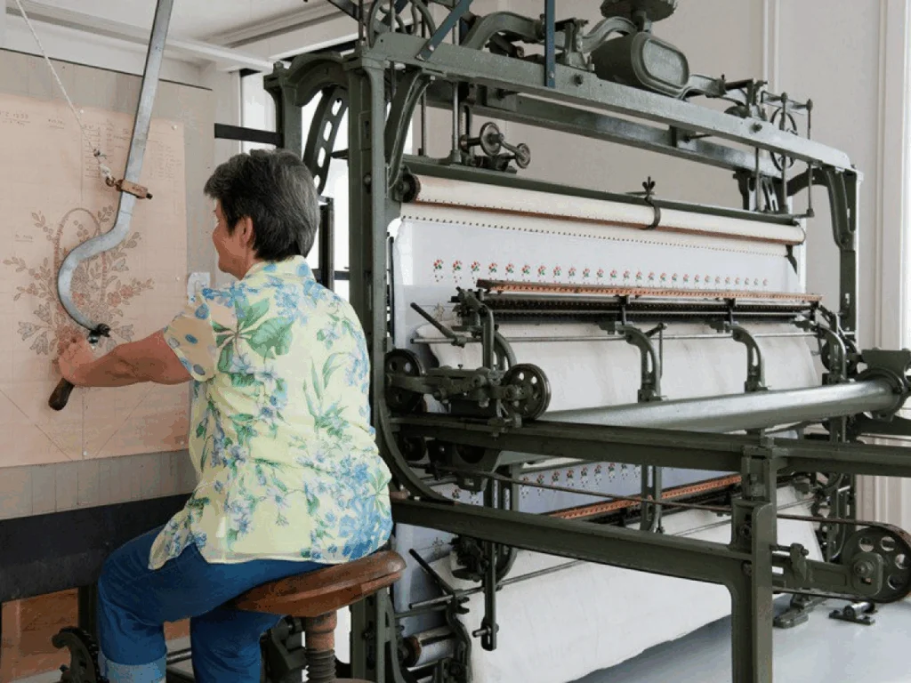 Hand embroidery machine