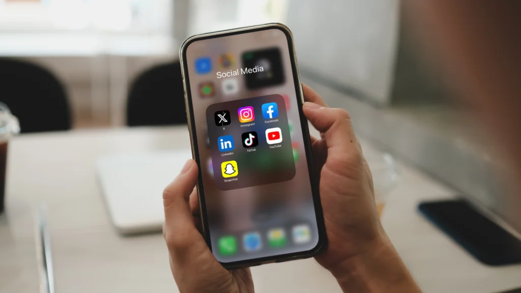 Image illustrating steps to use social media apps on an iPhone, featuring app icons and navigation tips.