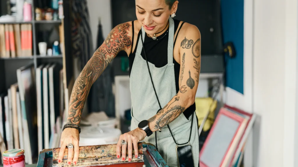 Step 3 Select printing method A woman is printing a print.